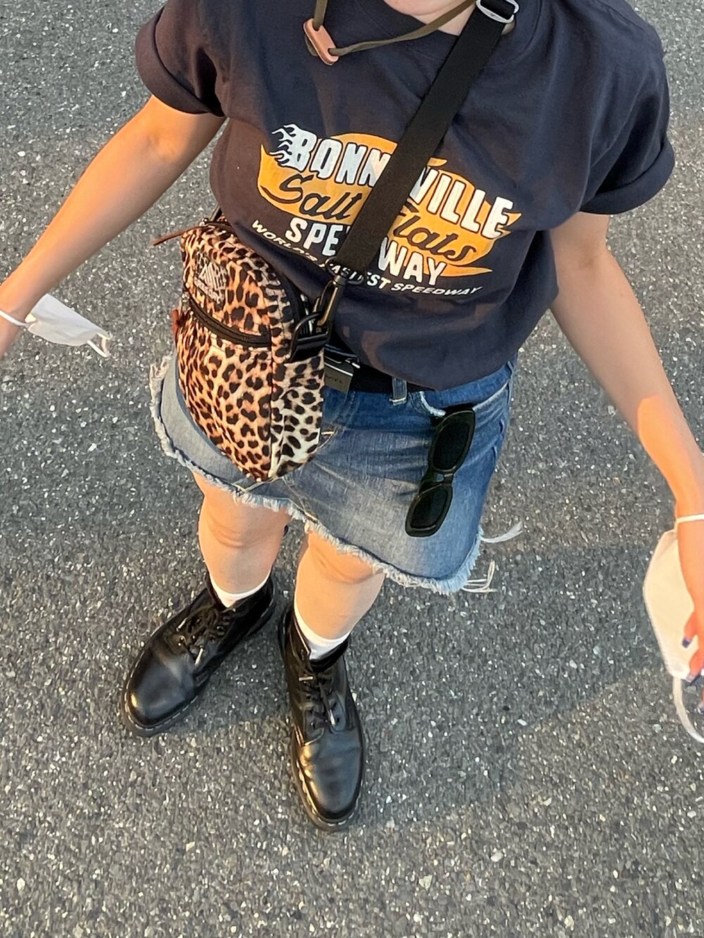 ブルー系のデニムスカート、ブルー系のTシャツ/カットソー、その他のショルダーバッグを着用したレディースの夏コーディネートの2枚目の写真