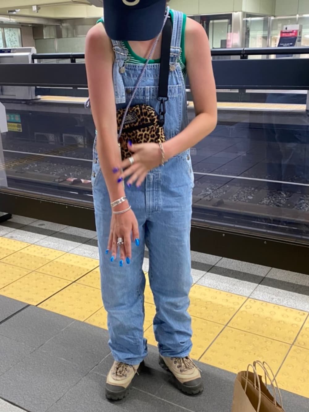 ブルー系のサロペット/オーバーオール、その他のショルダーバッグ、ベージュ系のスニーカーを着用したレディースの夏コーディネートの2枚目の写真