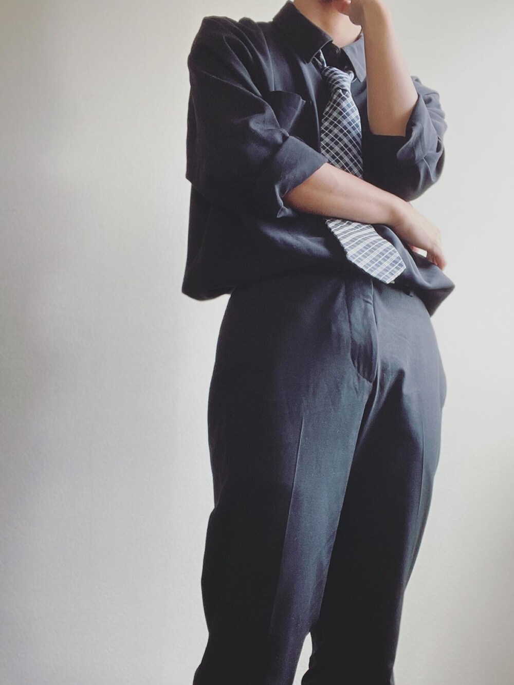 ブラック系のその他パンツ、ブラック系のシャツ/ブラウスを着用したメンズの春コーディネートの3枚目の写真