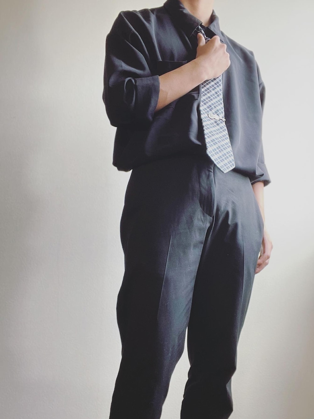 ブラック系のその他パンツ、ブラック系のシャツ/ブラウスを着用したメンズの春コーディネートの2枚目の写真