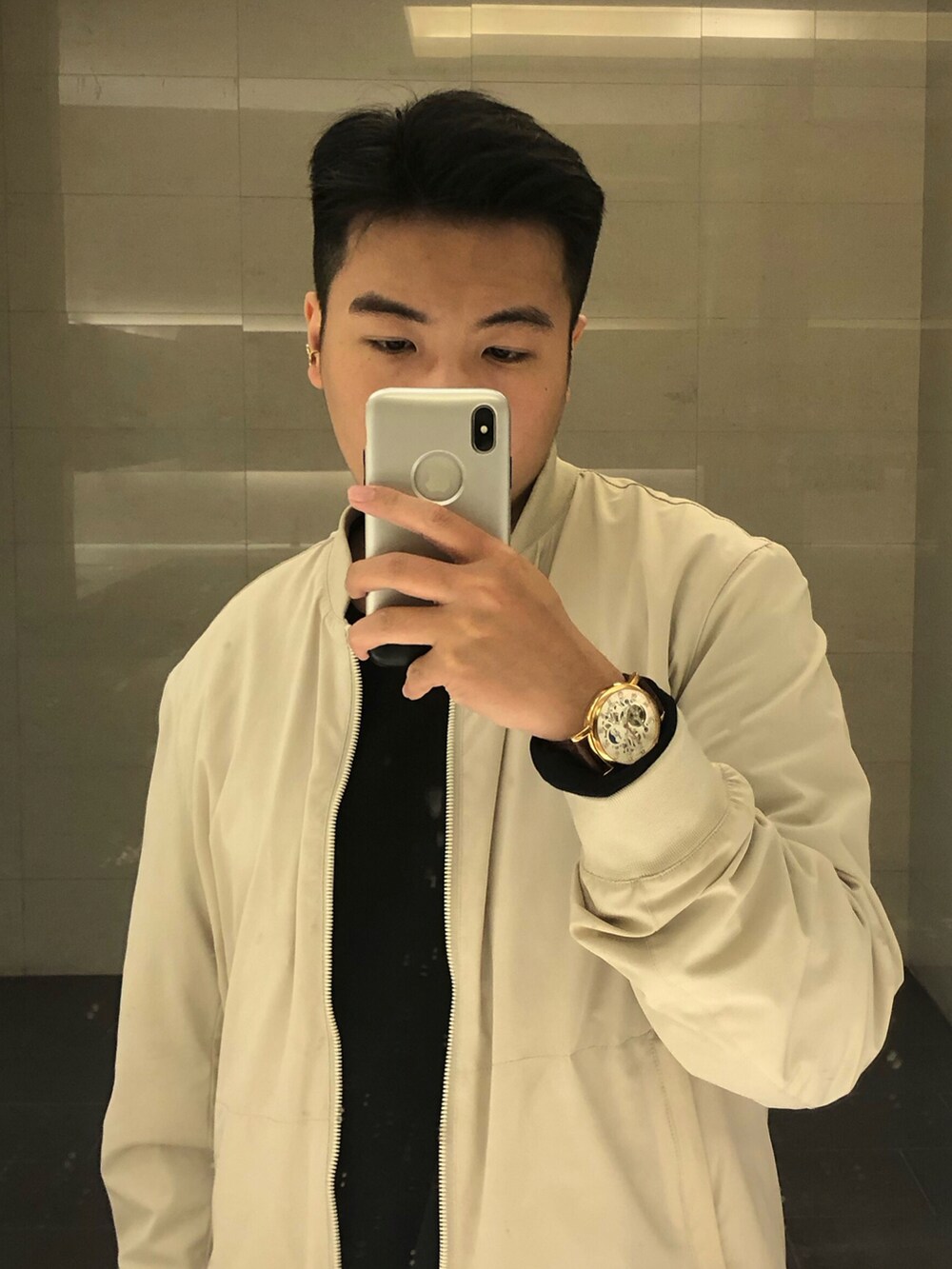 「カジュアルコーデ、シンプルコーデ、大人カジュアル、ラフ、GU、白Tシャツ、デニムパンツ、ootd、古着、バケットハット、キレイめ、お洒落さんとつながりたい、ワイドパンツ、オトナカジュアル、カーディガン」｜「ZARAのアイテム（マウンテンパーカー、ベージュ系）」を使った、ZHANさん（メンズ・170cm）の春コーディネートの2枚目の写真