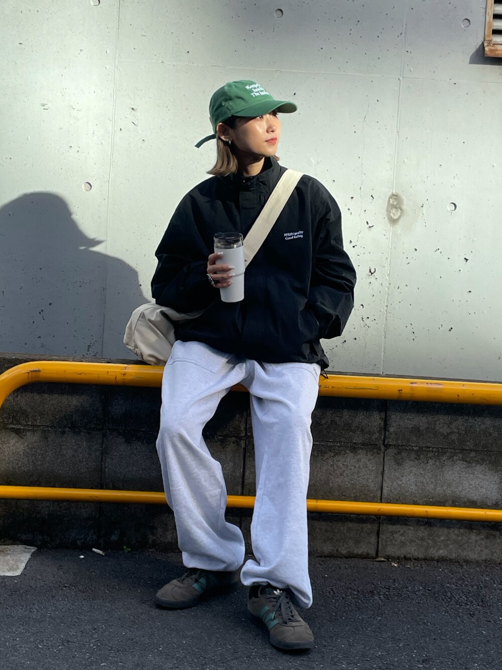 ホワイト系のスウェットパンツ、ブラック系のブルゾンを着用したメンズの秋コーディネートの2枚目の写真