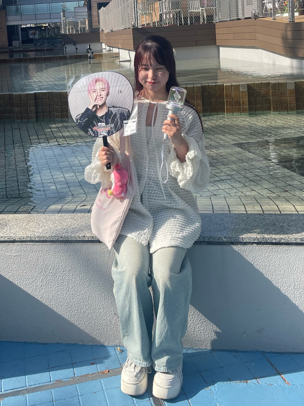 ホワイト系のシャツ/ブラウス、ブルー系のデニムパンツ、ホワイト系のスニーカーを着用したレディースの春コーディネートの3枚目の写真