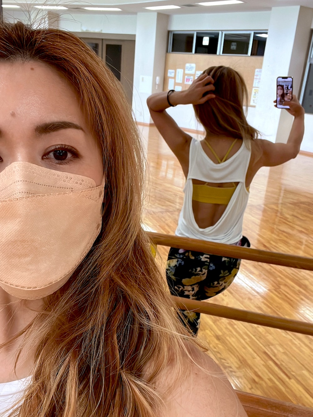 グレー系のスウェットパンツ、イエロー系のダウンジャケット/コート、ブルー系のパーカーを着用したレディースの冬コーディネートの2枚目の写真