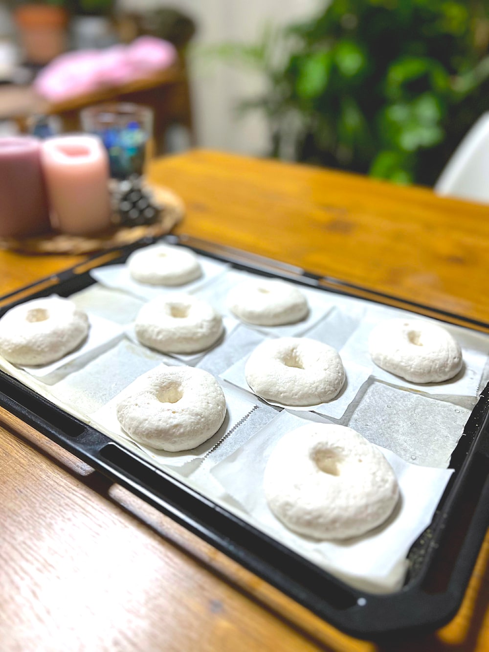 ピンク系のニット/セーター、ブラウン系のその他パンツ、ブラウン系のブーツを着用したレディースの冬コーディネートの3枚目の写真