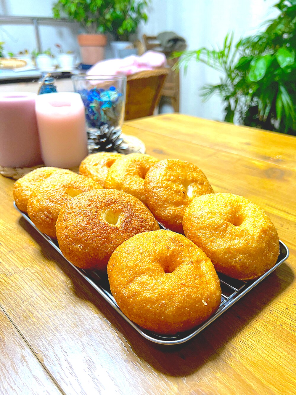 ピンク系のニット/セーター、ブラウン系のその他パンツ、ブラウン系のブーツを着用したレディースの冬コーディネートの4枚目の写真