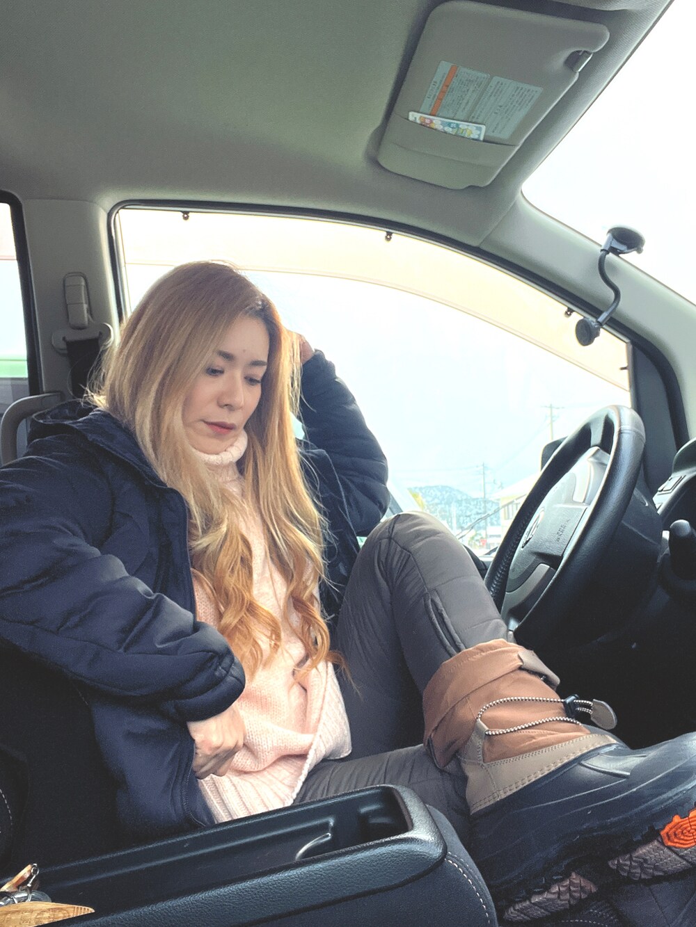 ピンク系のニット/セーター、ブラウン系のその他パンツ、ブラウン系のブーツを着用したレディースの冬コーディネートの2枚目の写真