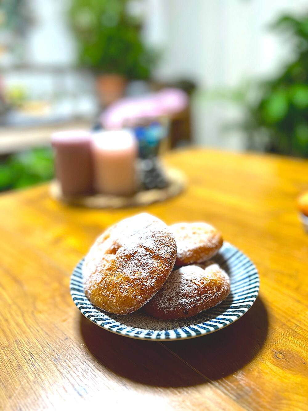 ピンク系のニット/セーター、ブラウン系のその他パンツ、ブラウン系のブーツを着用したレディースの冬コーディネートの5枚目の写真