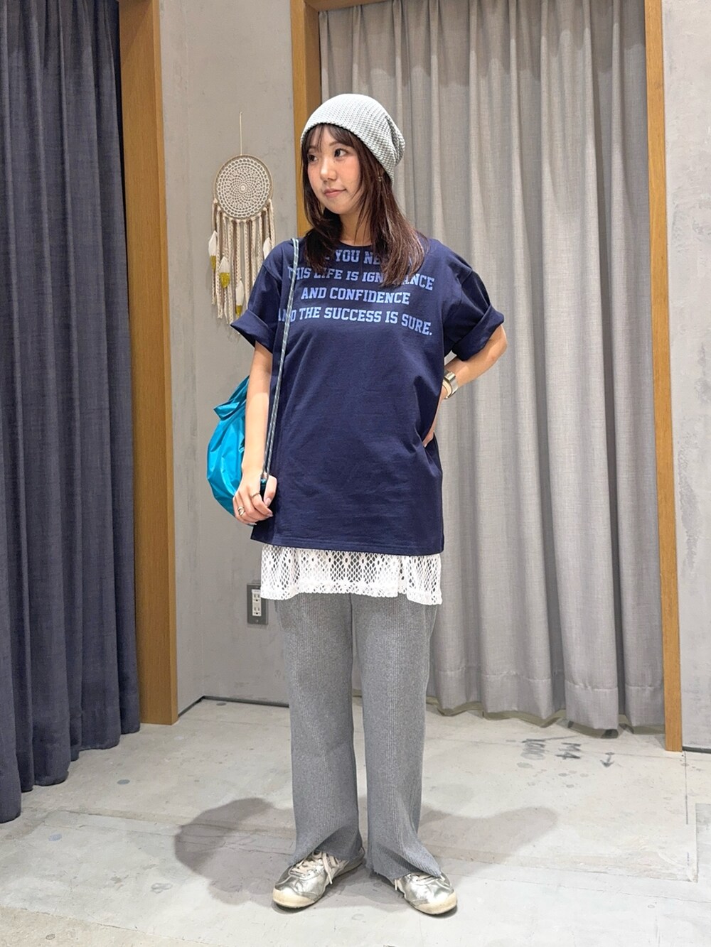 ブルー系のTシャツ/カットソー、ホワイト系のキャミソール、グレー系のその他パンツを着用したレディースの春コーディネートの2枚目の写真