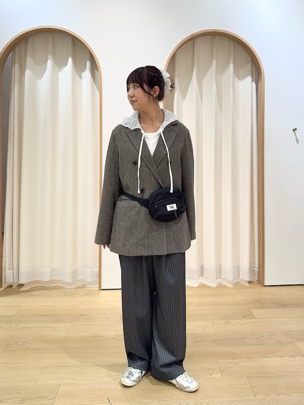 ブラウン系のテーラードジャケット、ホワイト系のTシャツ/カットソー、グレー系のスラックスを着用したレディースの秋コーディネートの2枚目の写真