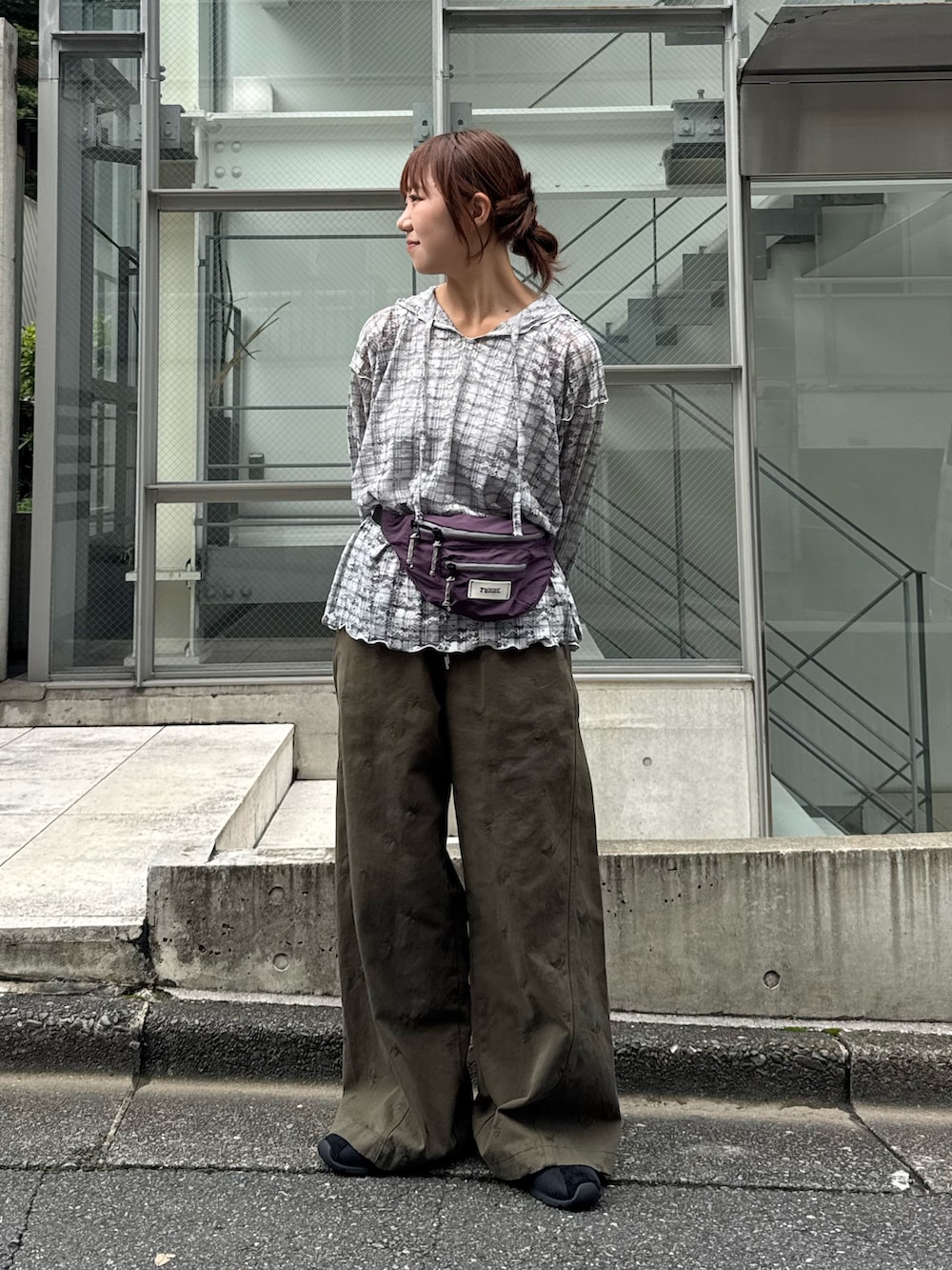 グレー系のTシャツ/カットソー、パープル系のボディバッグ/ウエストポーチ、グリーン系のTシャツ/カットソーを着用したレディースの秋コーディネートの2枚目の写真