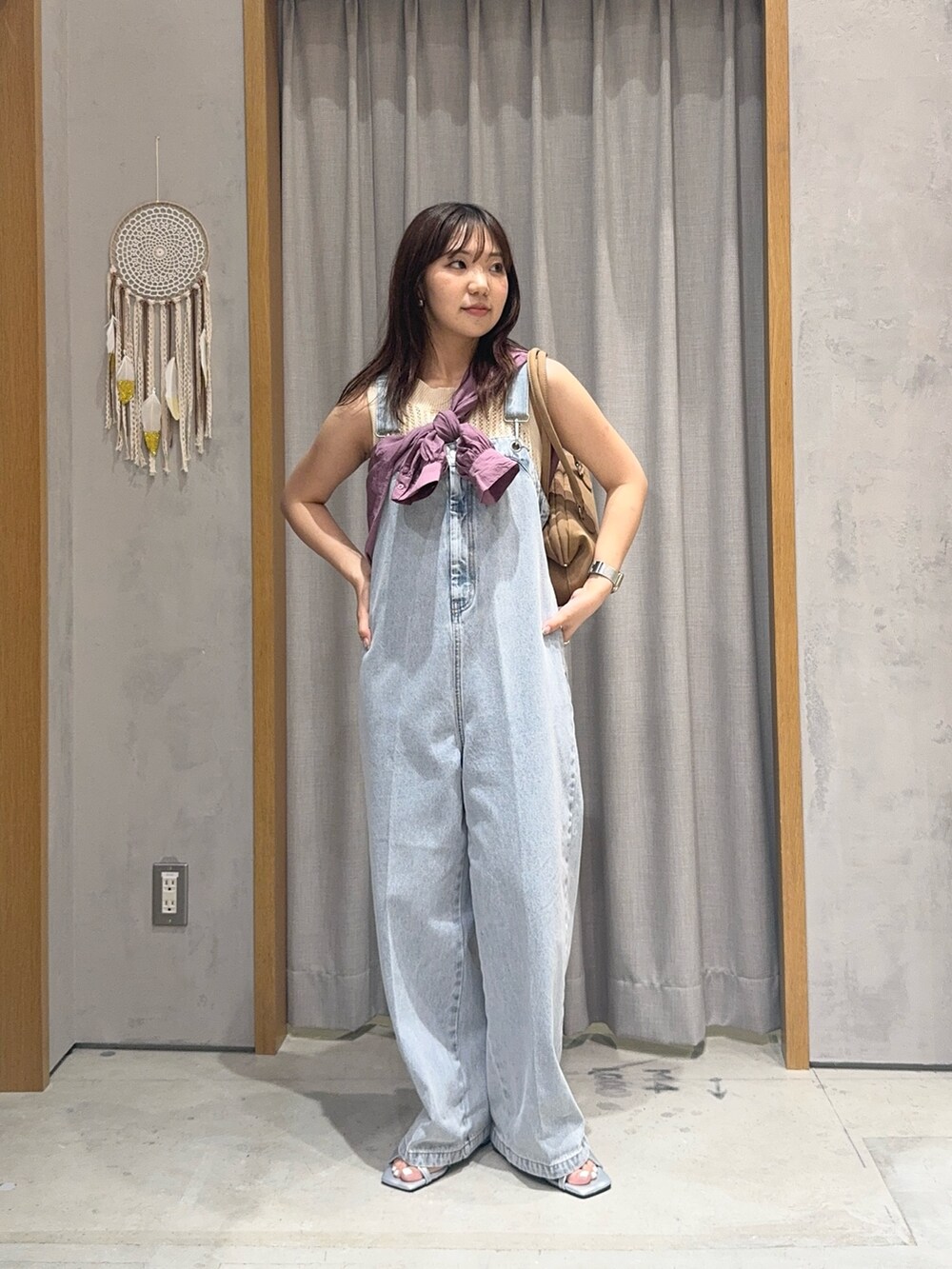 ブルー系のサロペット/オーバーオール、パープル系のシャツ/ブラウス、ホワイト系のTシャツ/カットソーを着用したレディースの夏コーディネートの2枚目の写真