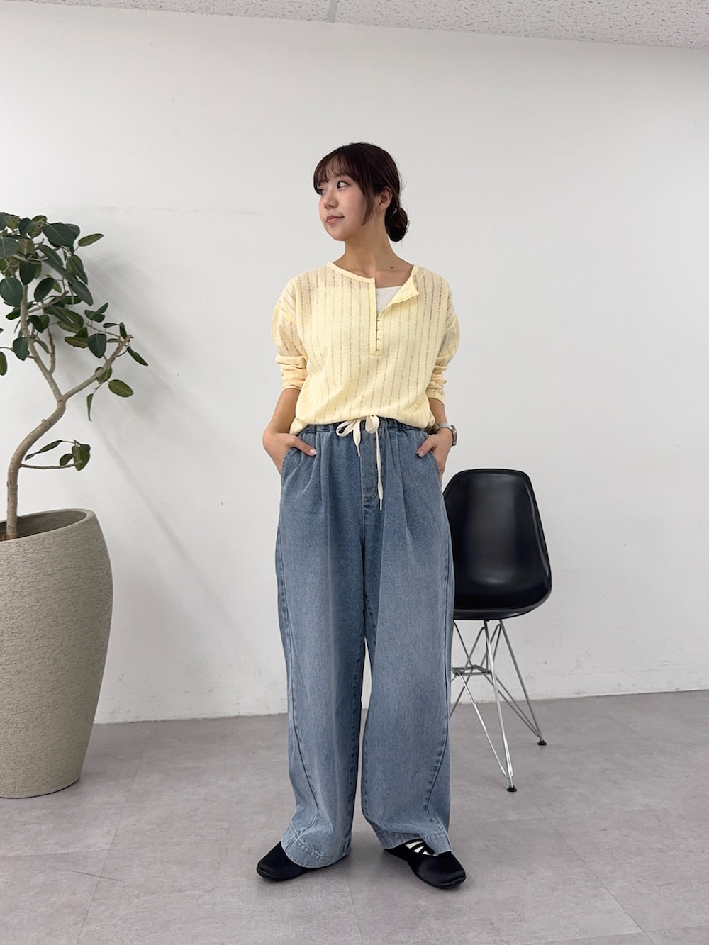 イエロー系のTシャツ/カットソー、ブルー系のデニムパンツ、ブラック系のパンプスを着用したレディースの春コーディネートの2枚目の写真
