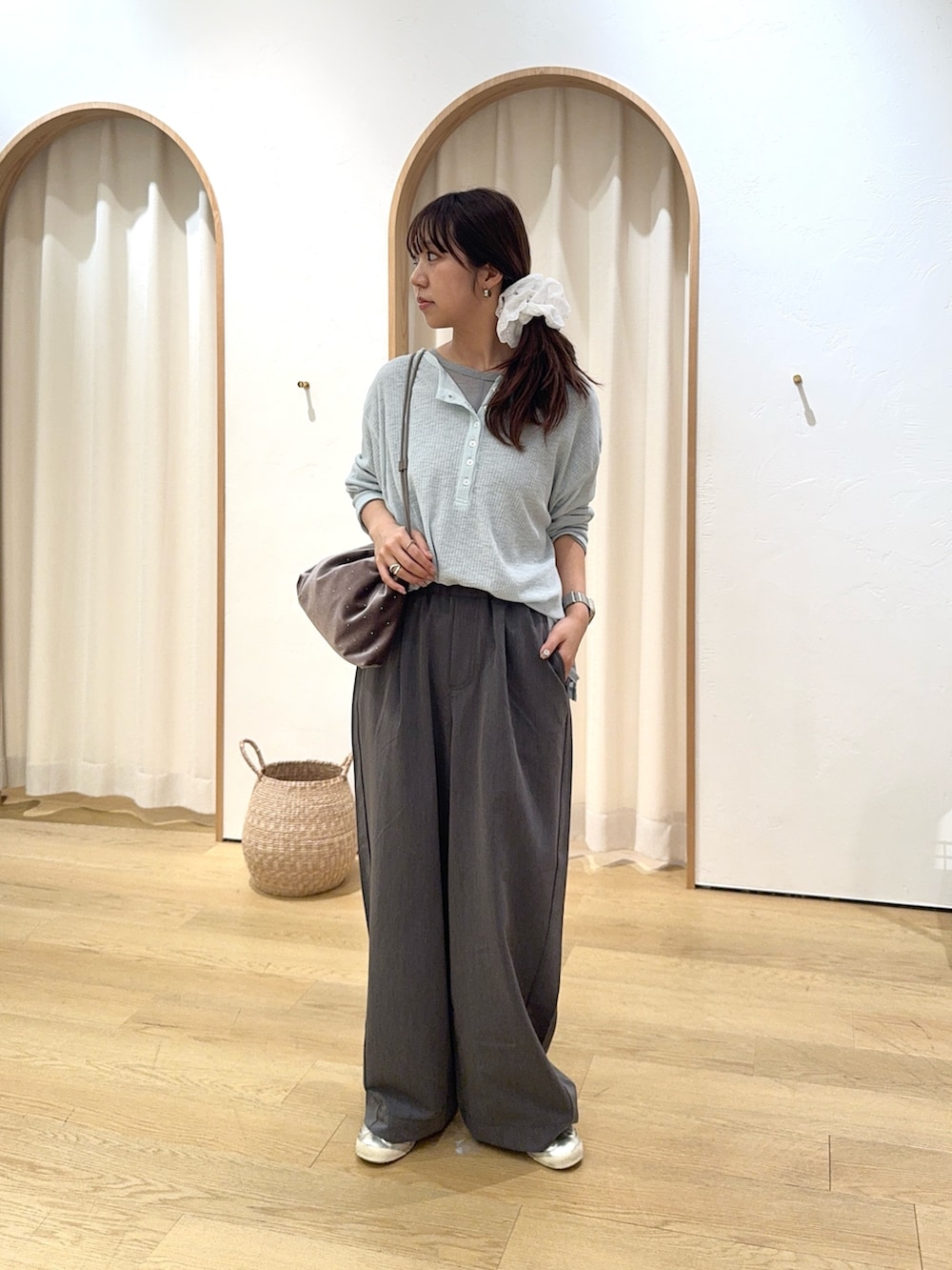 グレー系のデニムパンツ、グレー系のTシャツ/カットソー、ブルー系のTシャツ/カットソーを着用したレディースの秋コーディネートの2枚目の写真