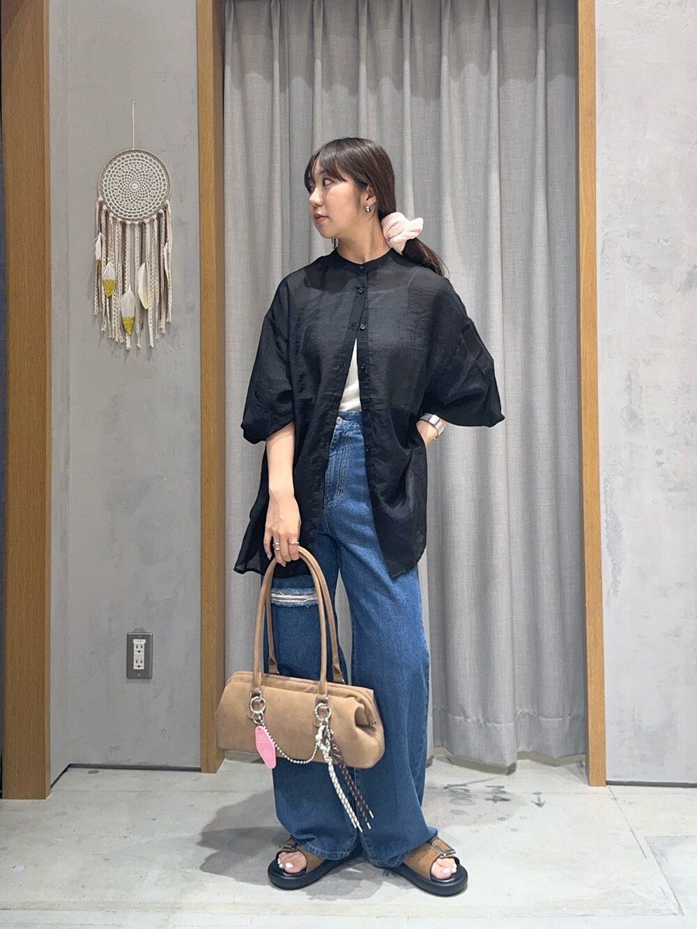 ブラック系のシャツ/ブラウス、ベージュ系のトートバッグ、ブルー系のその他パンツを着用したレディースの夏コーディネートの2枚目の写真