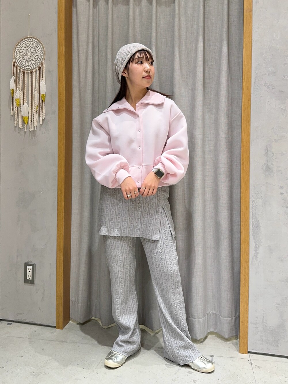 ピンク系のTシャツ/カットソー、グレー系のニットキャップ/ビーニーを着用したレディースの春コーディネートの2枚目の写真