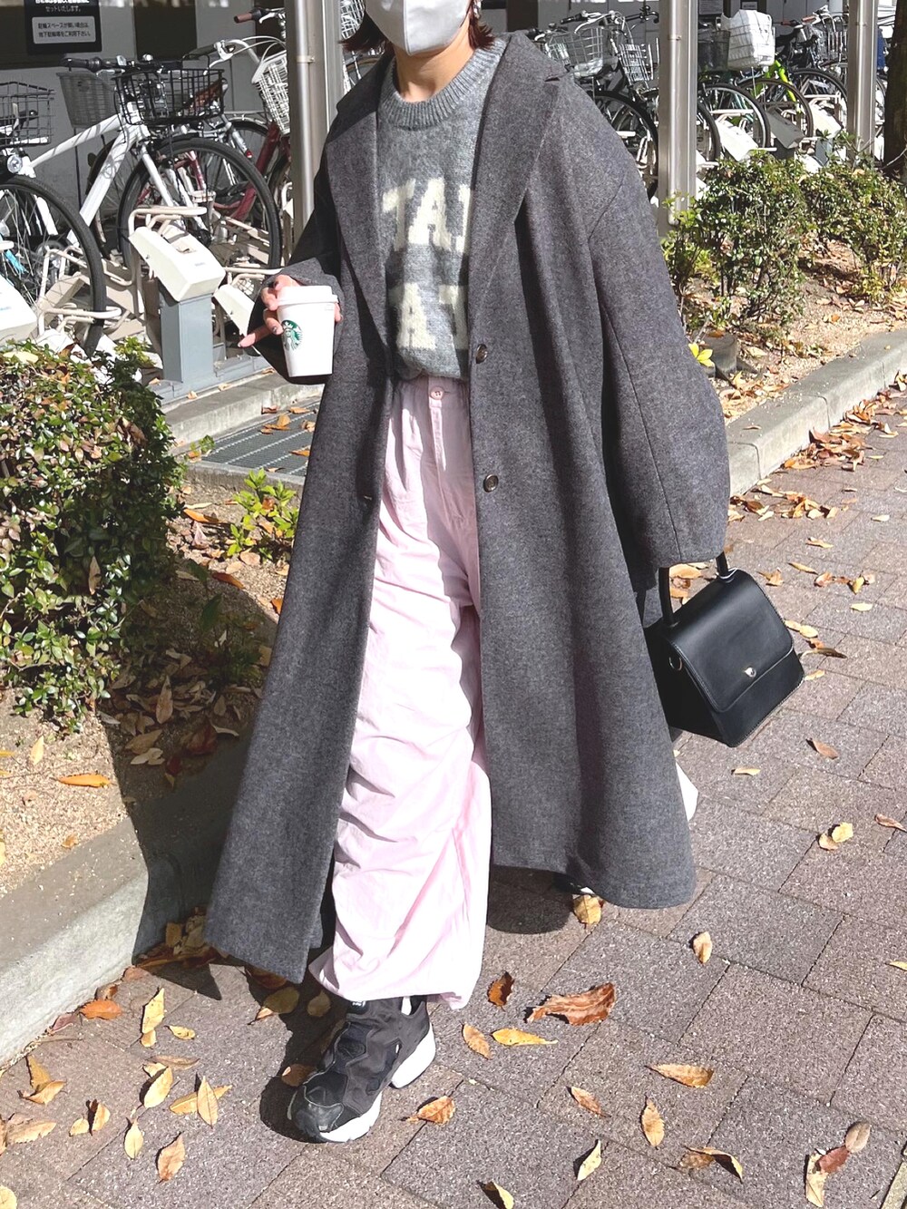 グレー系のニット/セーター、ピンク系のカーゴパンツ、ブラック系のスニーカーを着用したレディースの秋コーディネートの3枚目の写真