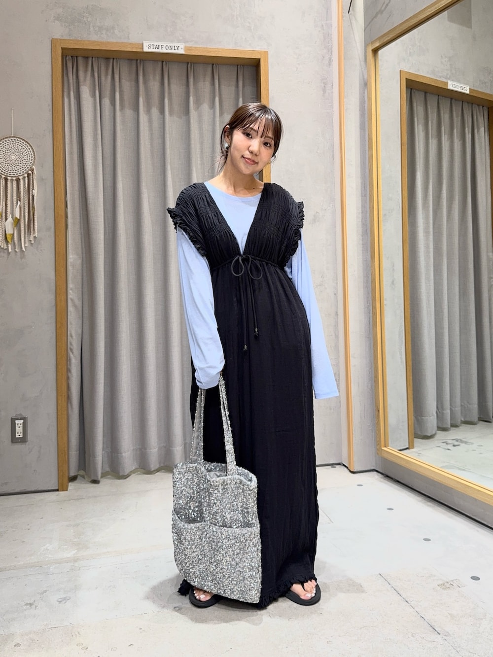 ブラック系のサロペット/オーバーオール、ブルー系のTシャツ/カットソー、シルバー系のトートバッグを着用したレディースの夏コーディネートの2枚目の写真