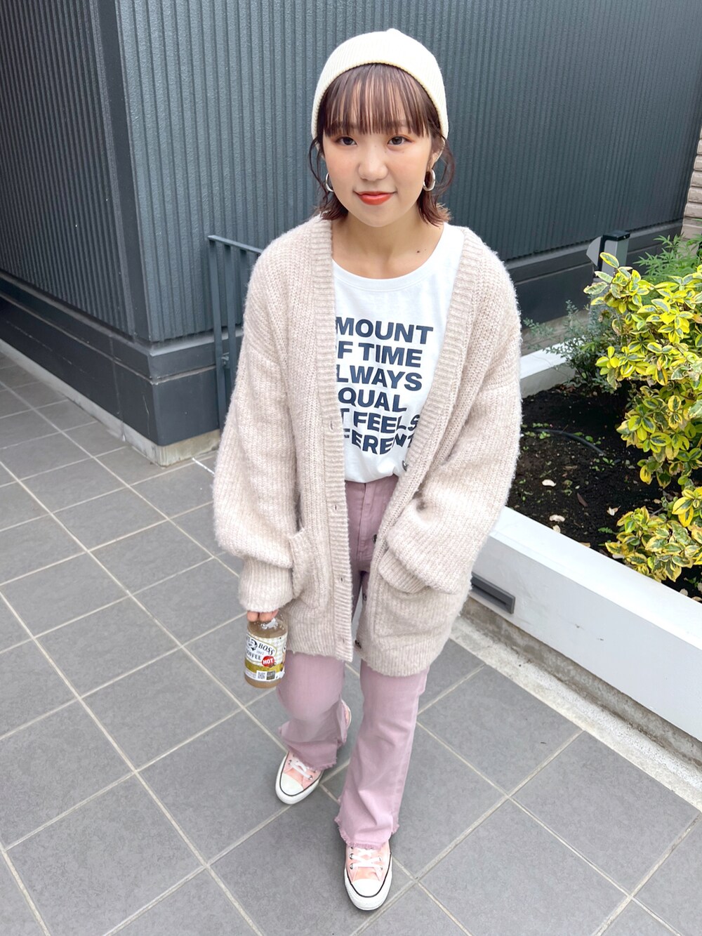 ホワイト系のTシャツ/カットソー、ベージュ系のカーディガン/ボレロ、ピンク系のその他パンツを着用したレディースの秋コーディネートの2枚目の写真