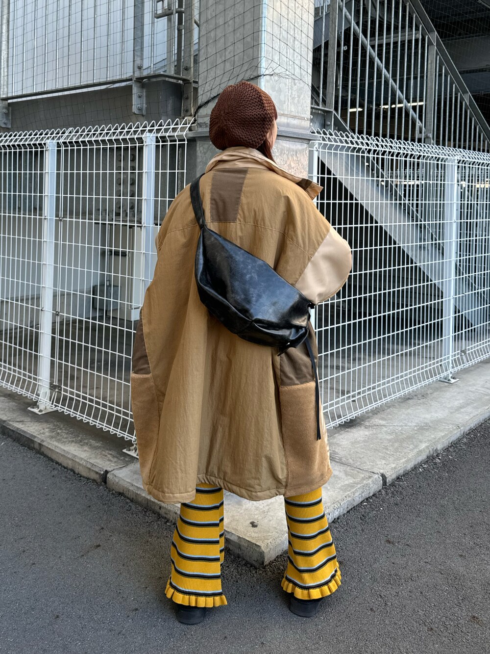 ベージュ系のニット/セーター、イエロー系のパンツ、イエロー系のダウンジャケット/コートを着用したレディースの冬コーディネートの4枚目の写真