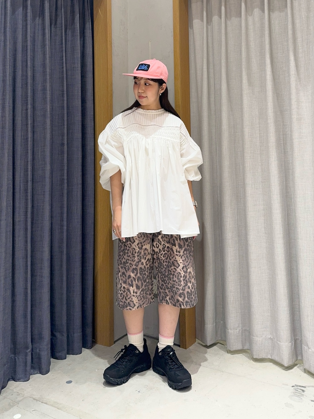 ホワイト系のシャツ/ブラウス、ブラウン系のデニムパンツ、ブラック系のスニーカーを着用したレディースの春コーディネートの3枚目の写真