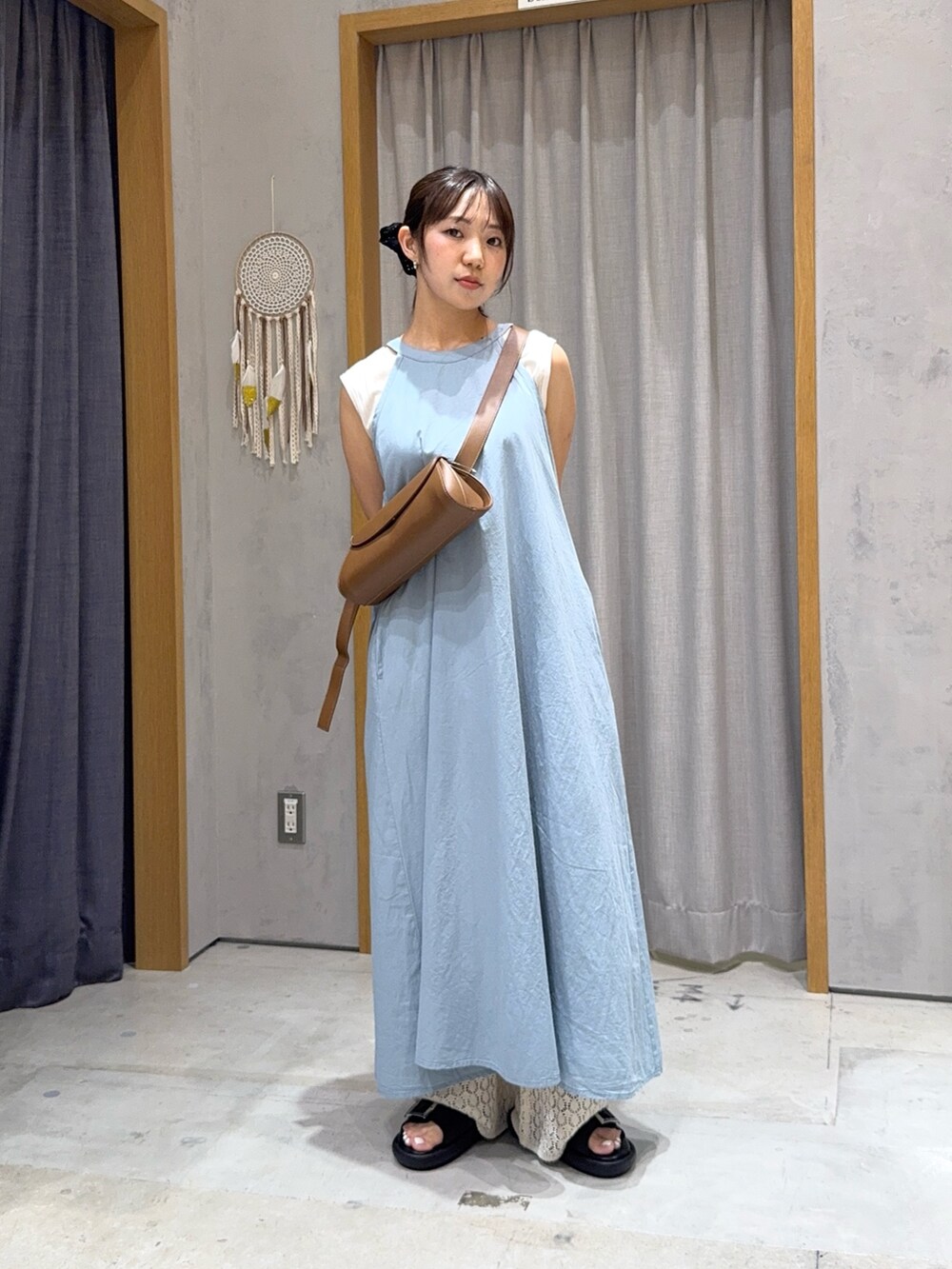 ブルー系のワンピース、ホワイト系のその他パンツ、ブラック系のサンダルを着用したレディースの夏コーディネートの2枚目の写真