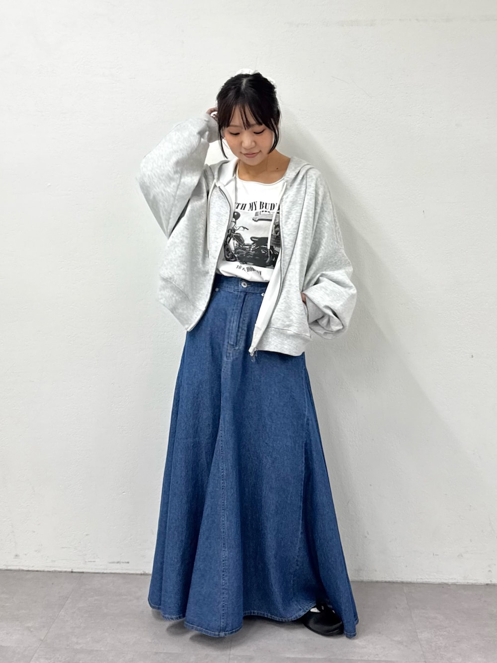 ホワイト系のTシャツ/カットソー、グレー系のパーカー、ブルー系のデニムスカートを着用したレディースの春コーディネートの2枚目の写真