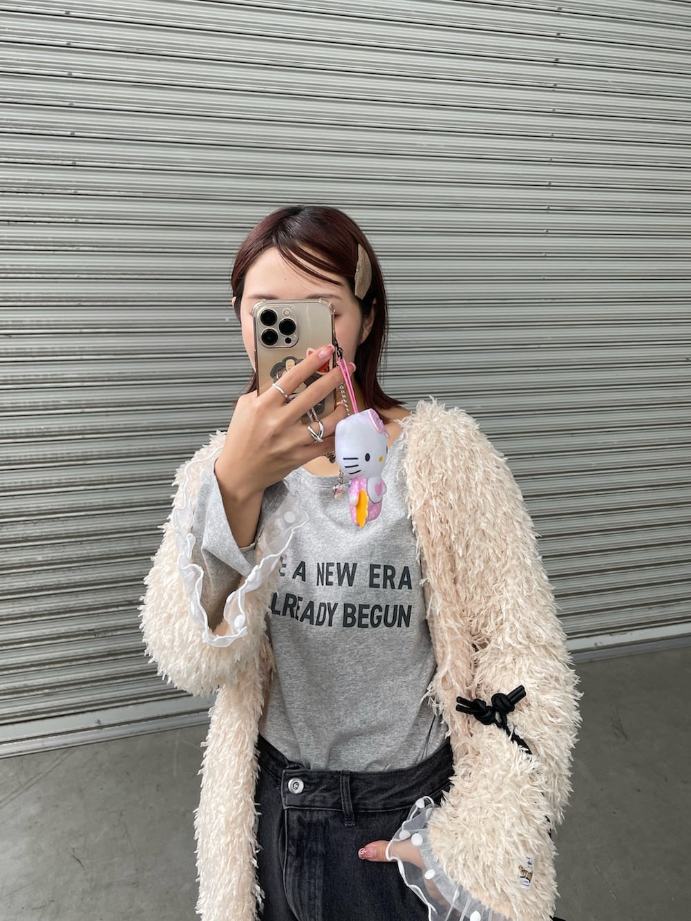 ブラック系のカーゴパンツ、ベージュ系のブーツ、グレー系のTシャツ/カットソーを着用したレディースの冬コーディネートの4枚目の写真