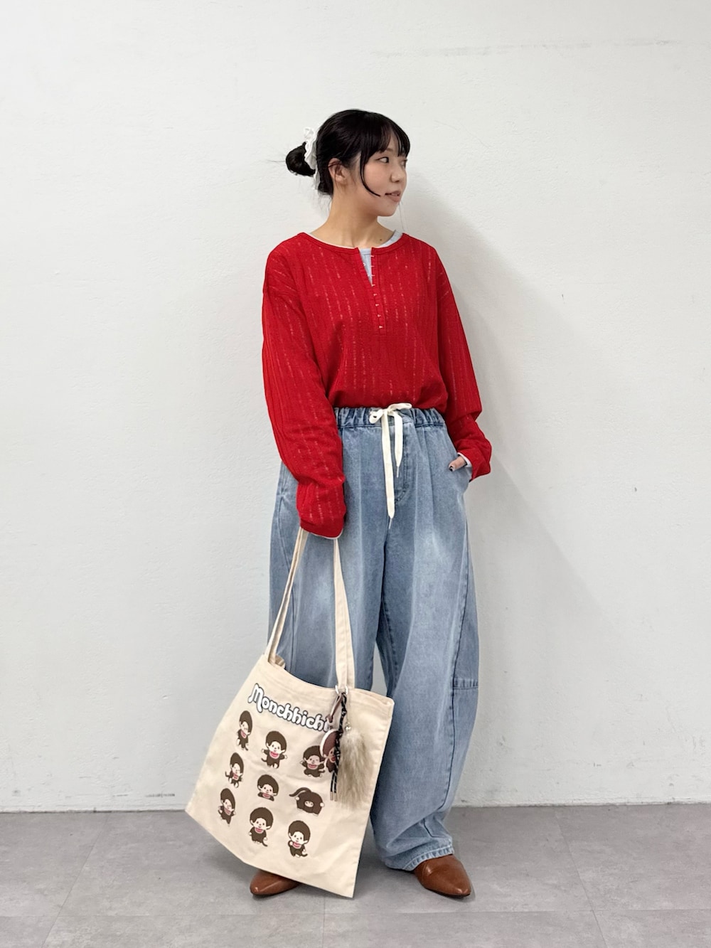 ブルー系のデニムパンツ、ブルー系のTシャツ/カットソー、レッド系のTシャツ/カットソーを着用したレディースの春コーディネートの2枚目の写真