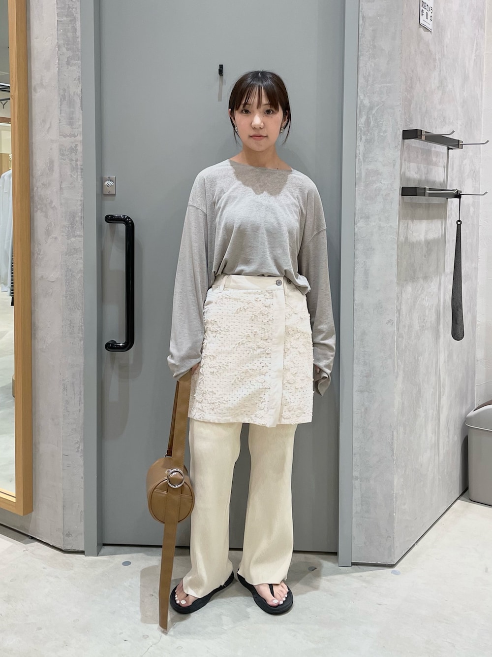 ホワイト系のスカート、ホワイト系のその他パンツ、ベージュ系のTシャツ/カットソーを着用したレディースの春コーディネートの2枚目の写真