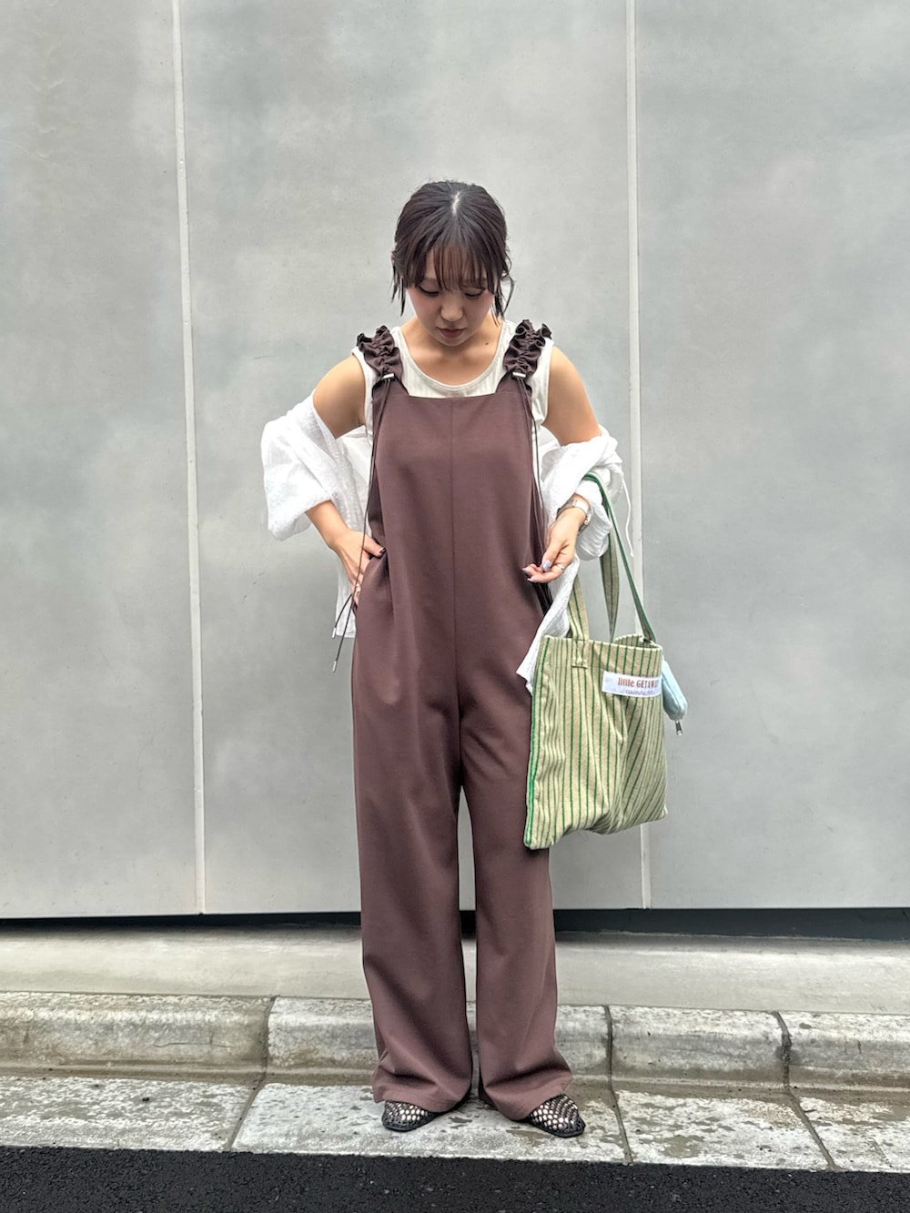 ブラウン系のつなぎ/オールインワン、ホワイト系のシャツ/ブラウス、グレー系のタンクトップを着用したレディースの春コーディネートの2枚目の写真