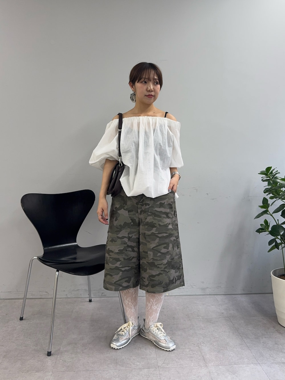 ホワイト系のシャツ/ブラウス、グリーン系のその他パンツ、シルバー系のスニーカーを着用したレディースの春コーディネートの2枚目の写真