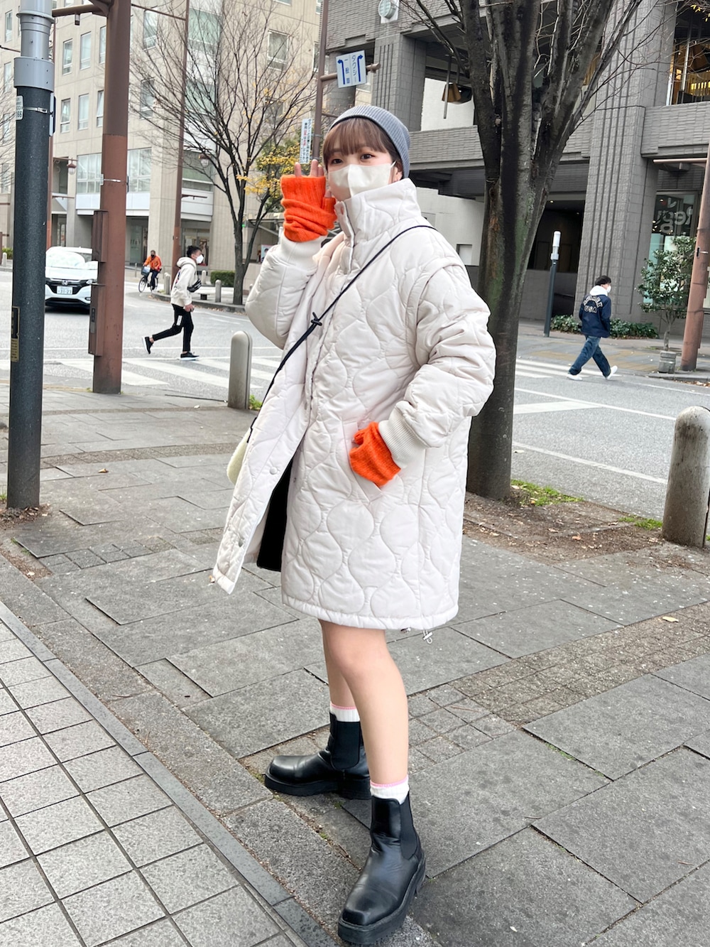 ブラック系のニット/セーター、ホワイト系のその他アウター、ホワイト系のカーディガン/ボレロを着用したレディースの冬コーディネートの4枚目の写真