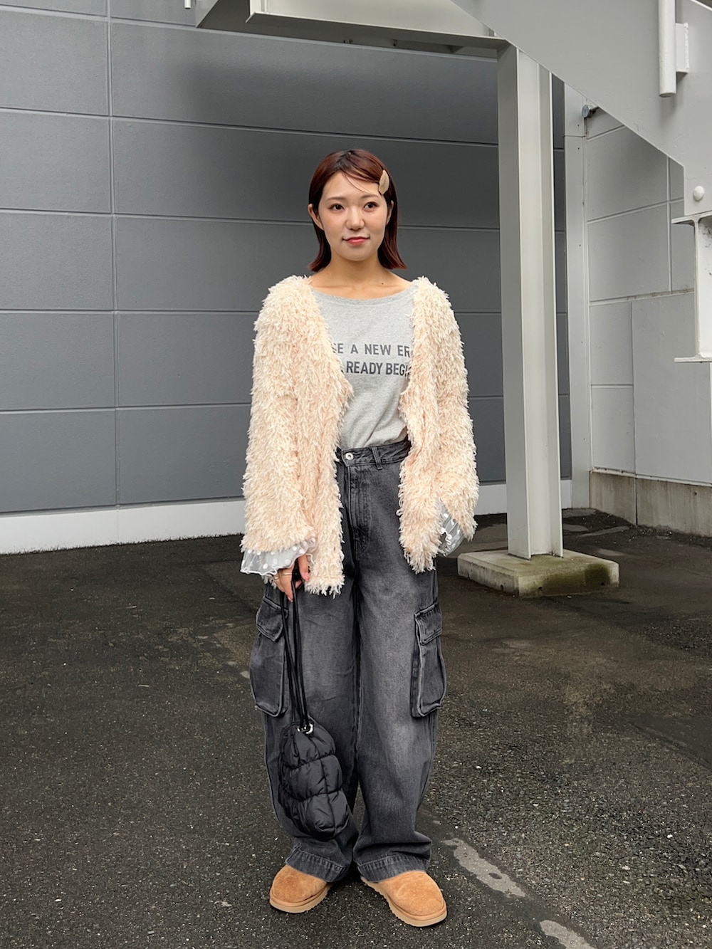 ブラック系のカーゴパンツ、ベージュ系のブーツ、グレー系のTシャツ/カットソーを着用したレディースの冬コーディネートの3枚目の写真