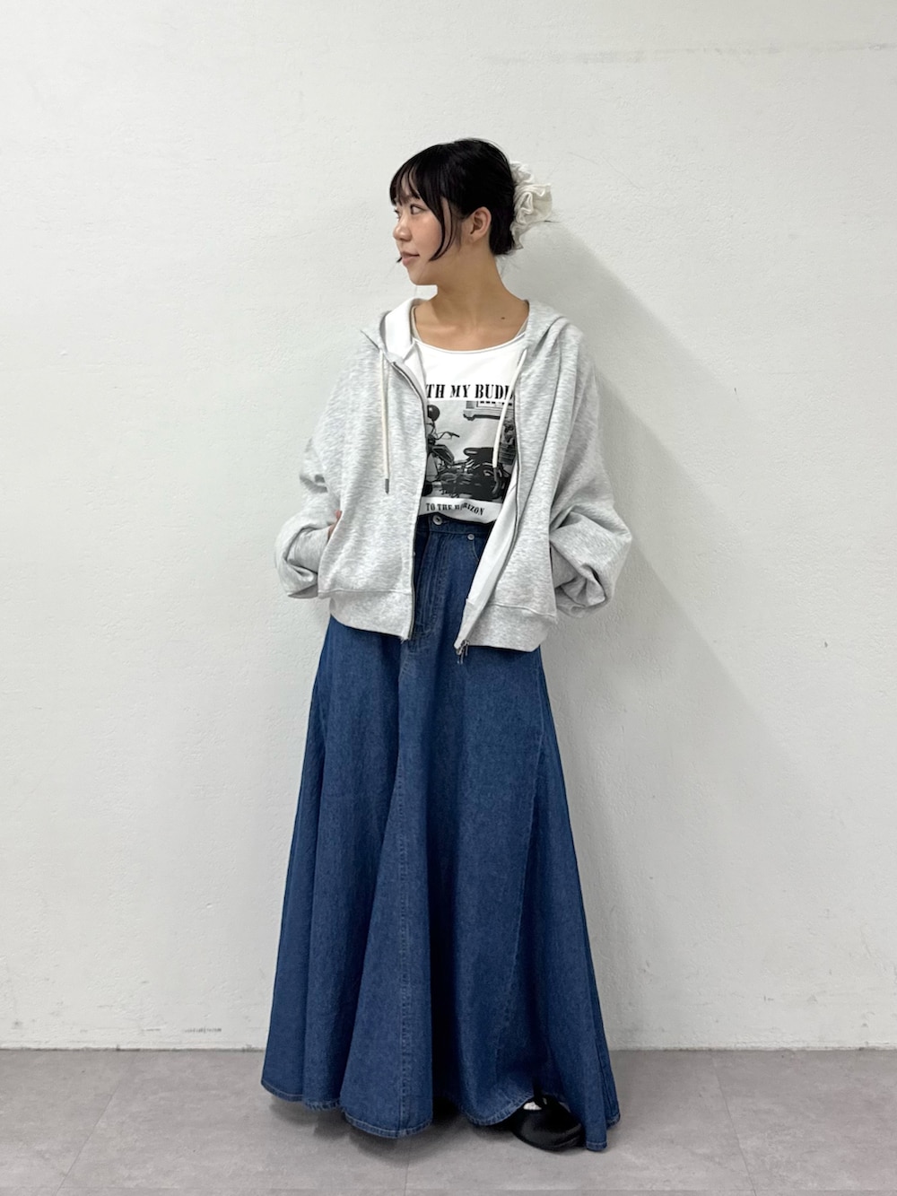 ホワイト系のTシャツ/カットソー、グレー系のパーカー、ブルー系のデニムスカートを着用したレディースの春コーディネートの3枚目の写真