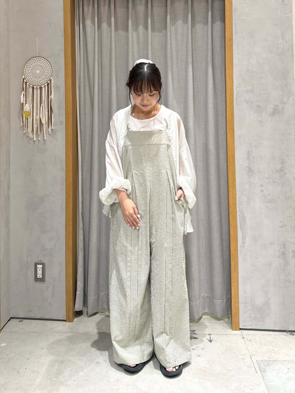 グリーン系のサロペット/オーバーオール、ホワイト系のシャツ/ブラウスを着用したレディースの夏コーディネートの2枚目の写真