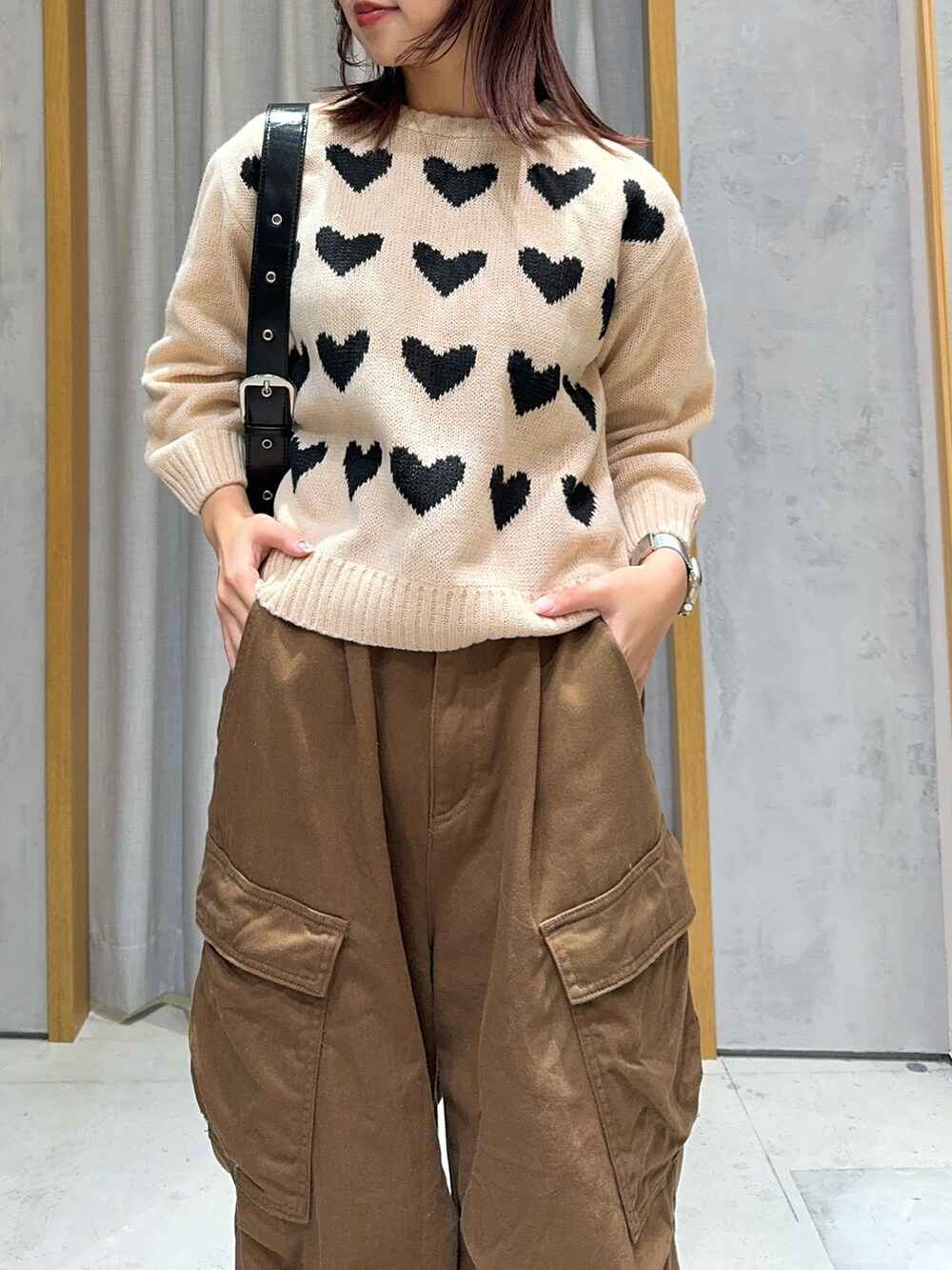 ベージュ系のニット/セーター、ブラック系のトートバッグ、ブラウン系のその他パンツを着用したレディースの冬コーディネートの3枚目の写真