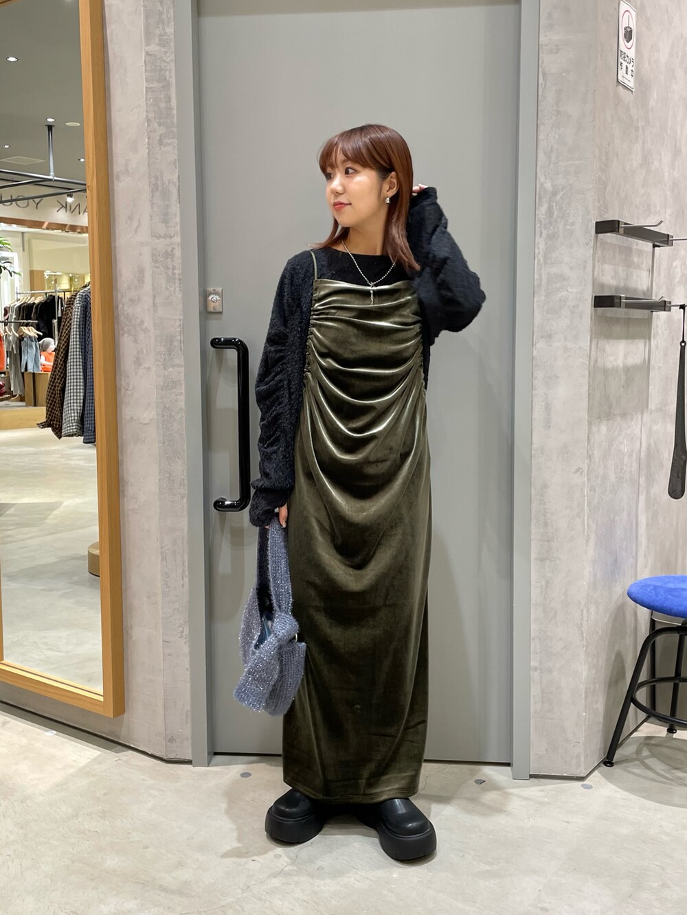 グリーン系のワンピース/ドレス、ブラック系のTシャツ/カットソー、グレー系のショルダーバッグを着用したレディースの秋コーディネートの2枚目の写真