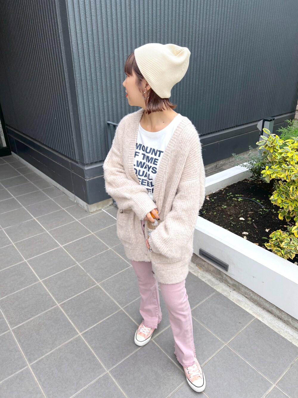 ホワイト系のTシャツ/カットソー、ベージュ系のカーディガン/ボレロ、ピンク系のその他パンツを着用したレディースの秋コーディネートの4枚目の写真