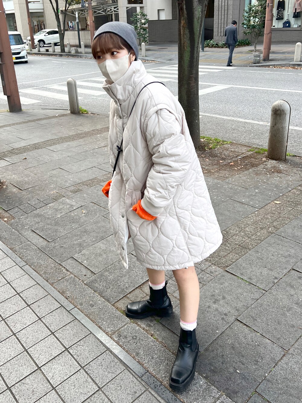 ブラック系のニット/セーター、ホワイト系のその他アウター、ホワイト系のカーディガン/ボレロを着用したレディースの冬コーディネートの5枚目の写真