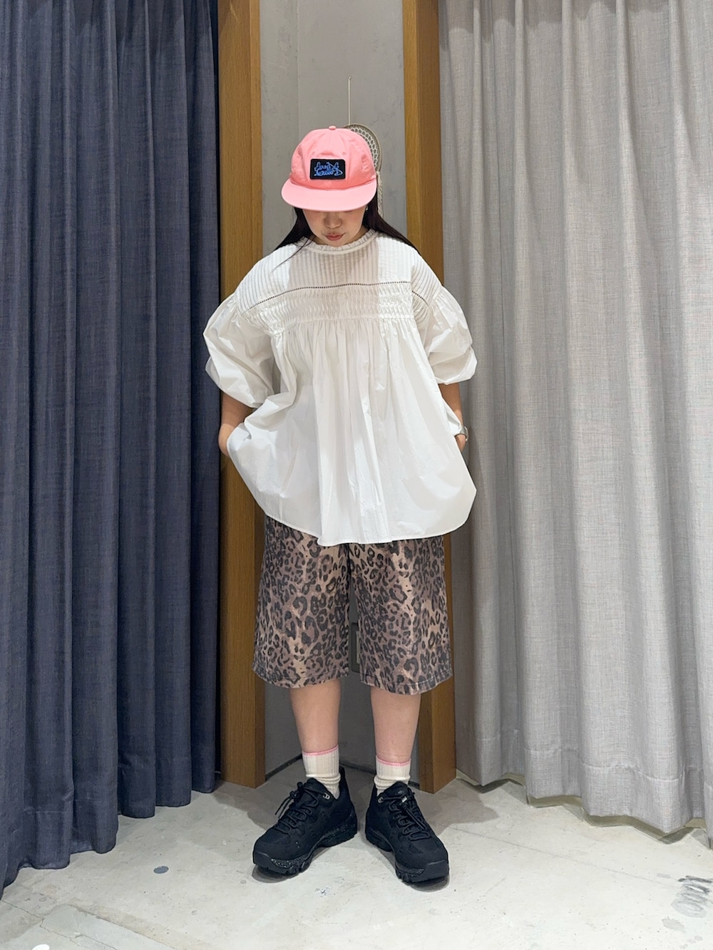 ホワイト系のシャツ/ブラウス、ブラウン系のデニムパンツ、ブラック系のスニーカーを着用したレディースの春コーディネートの2枚目の写真