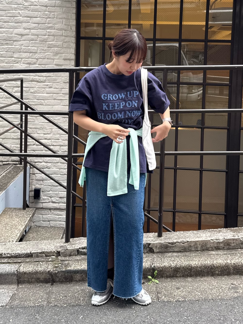 ブルー系のTシャツ/カットソー、グリーン系のTシャツ/カットソー、ブルー系のデニムスカートを着用したレディースの春コーディネートの2枚目の写真