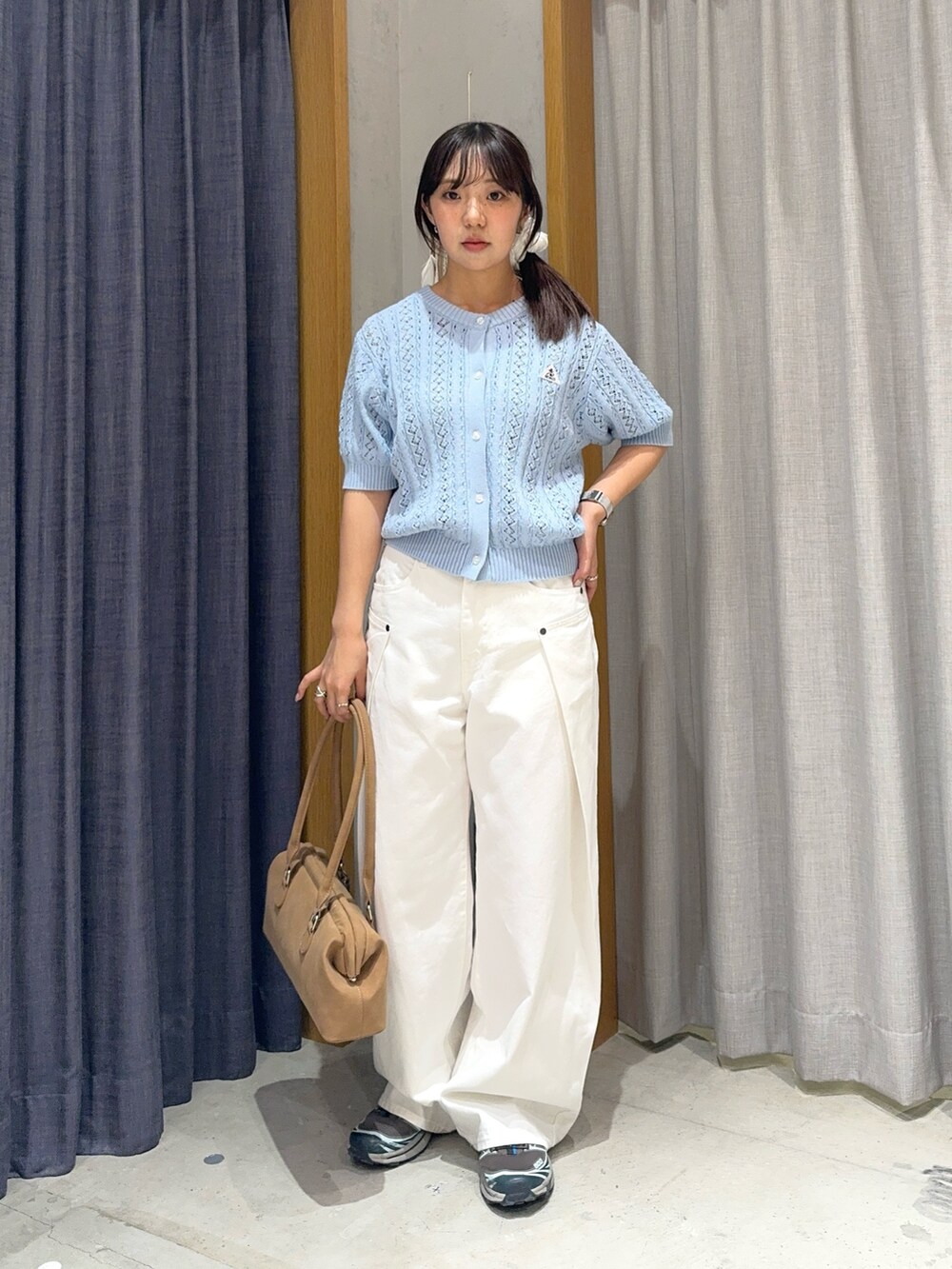 ホワイト系のデニムパンツ、ブルー系のカーディガン/ボレロを着用したレディースの春コーディネートの2枚目の写真