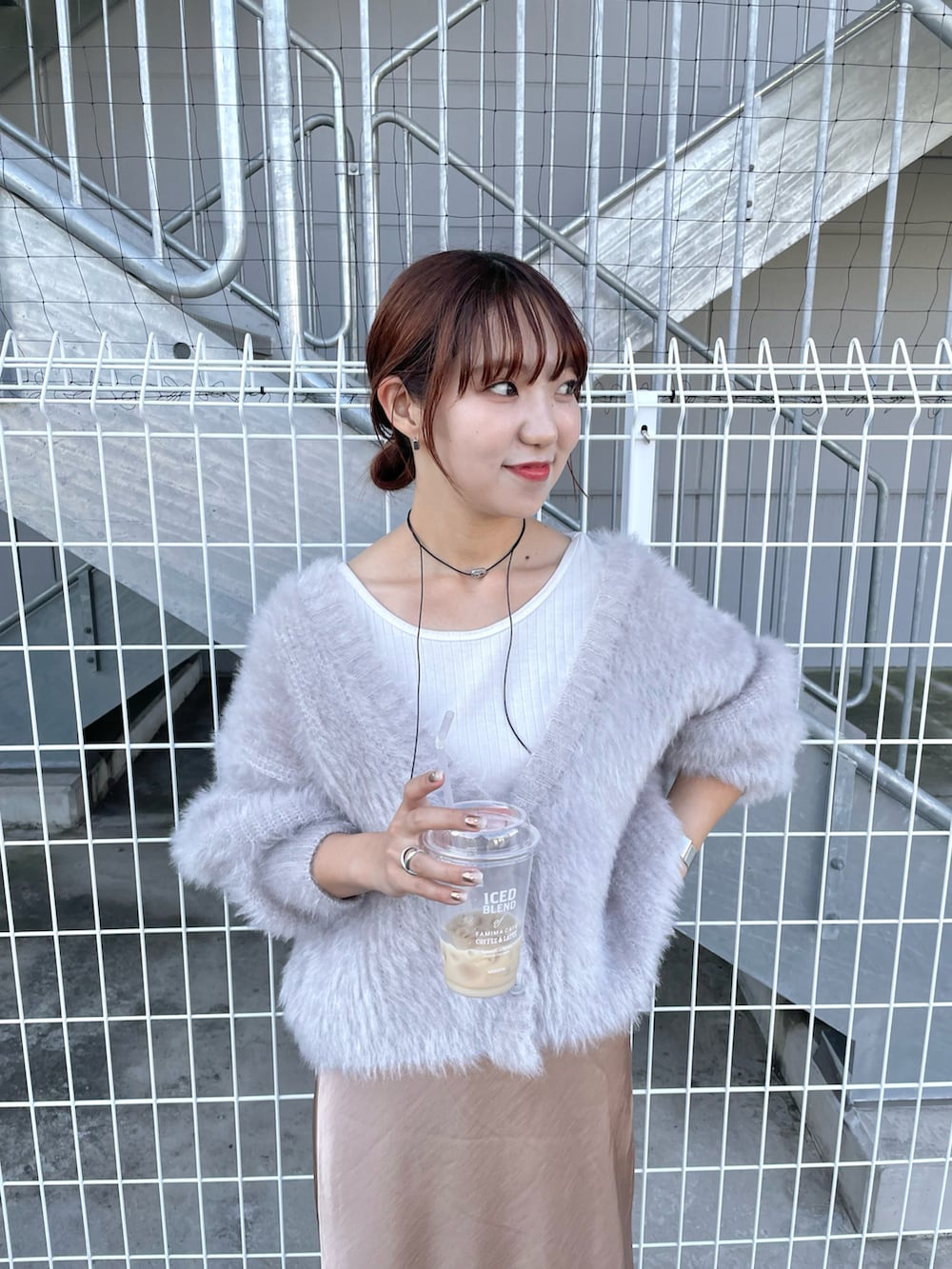 グレー系のカーディガン/ボレロ、ブラウン系のスカート、ブラック系のブーツを着用したレディースの秋コーディネートの4枚目の写真