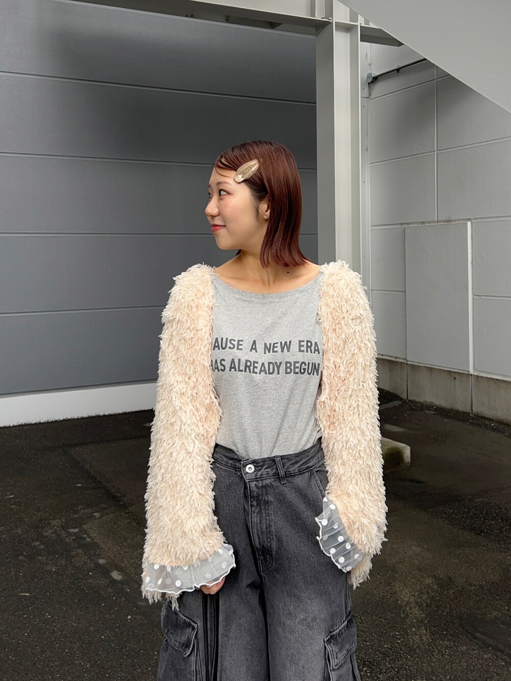 ブラック系のカーゴパンツ、ベージュ系のブーツ、グレー系のTシャツ/カットソーを着用したレディースの冬コーディネートの2枚目の写真