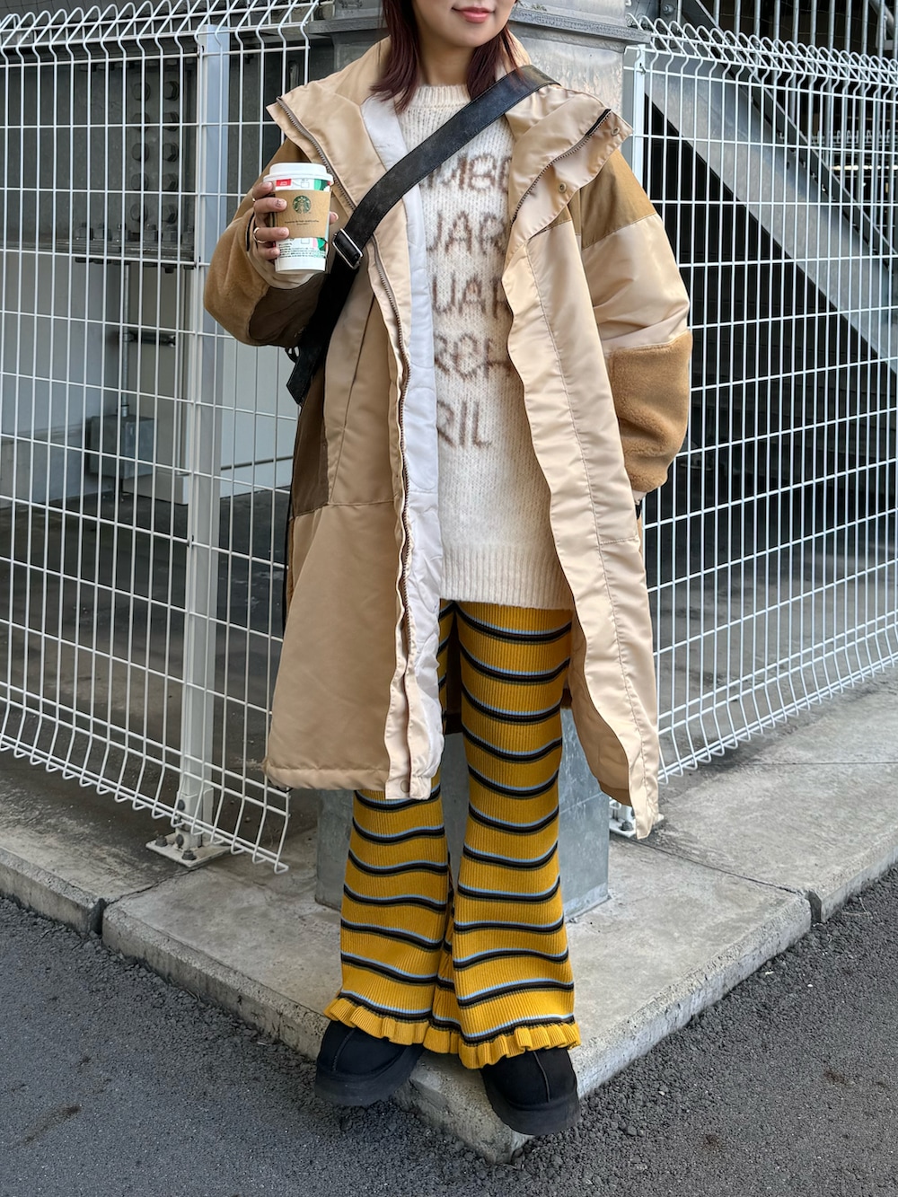 ベージュ系のニット/セーター、イエロー系のパンツ、イエロー系のダウンジャケット/コートを着用したレディースの冬コーディネートの2枚目の写真