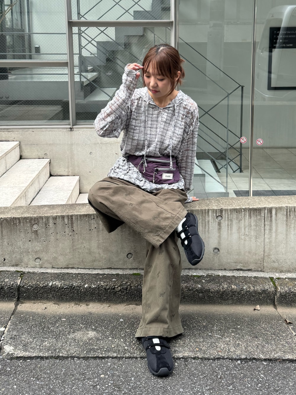 グレー系のTシャツ/カットソー、パープル系のボディバッグ/ウエストポーチ、グリーン系のTシャツ/カットソーを着用したレディースの秋コーディネートの3枚目の写真