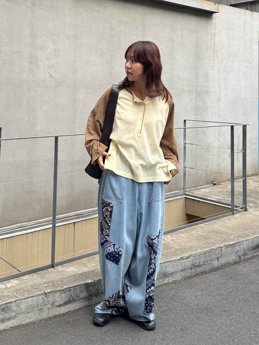イエロー系のTシャツ/カットソー、ブルー系のデニムパンツを着用したレディースの春コーディネートの2枚目の写真