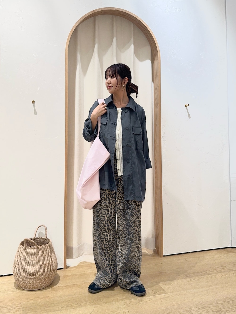 グレー系のシャツ/ブラウス、ホワイト系のカーディガン/ボレロ、ベージュ系のデニムパンツを着用したレディースの秋コーディネートの3枚目の写真