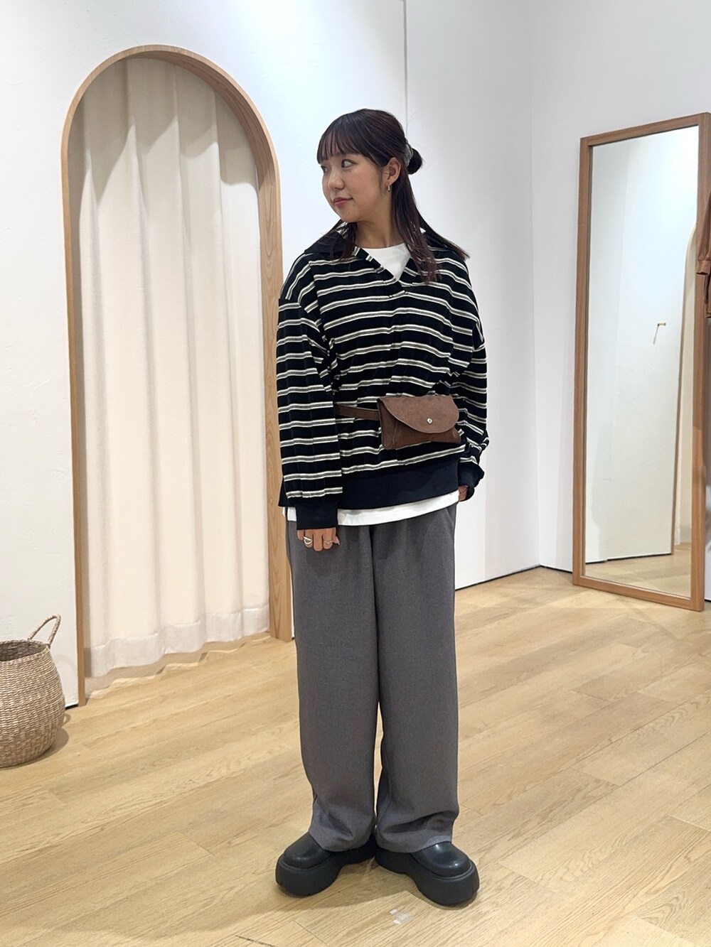 ブラック系のTシャツ/カットソー、ホワイト系のTシャツ/カットソー、ブラウン系のボディバッグ/ウエストポーチを着用したレディースの秋コーディネートの2枚目の写真